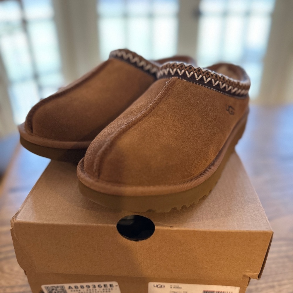Genuine certified Tasman Uggs, Womens Size 7. New with tags in box